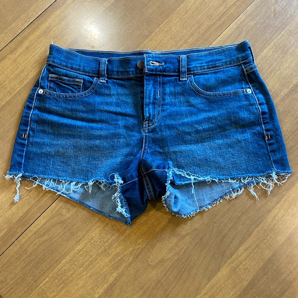 Women’s size 6.  Old Navy.  Boyfriend fit jean shorts.  New without tags.